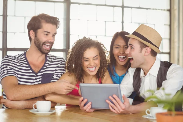 Happy vrienden lachen terwijl kijken naar Tablet PC — Stockfoto