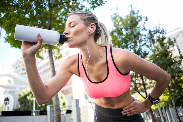 Eine schöne Frau trinkt Wasser — Stockfoto