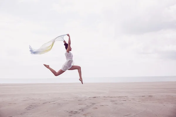 Mujer elegante saltando con bufanda — Foto de Stock