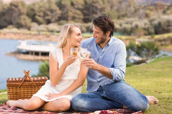 Casal na data de brindar com copo de vinho branco — Fotografia de Stock