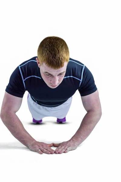 Musculoso jugador de rugby haciendo flexiones —  Fotos de Stock