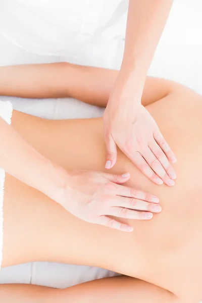 Donna godendo di un massaggio alla schiena — Foto Stock