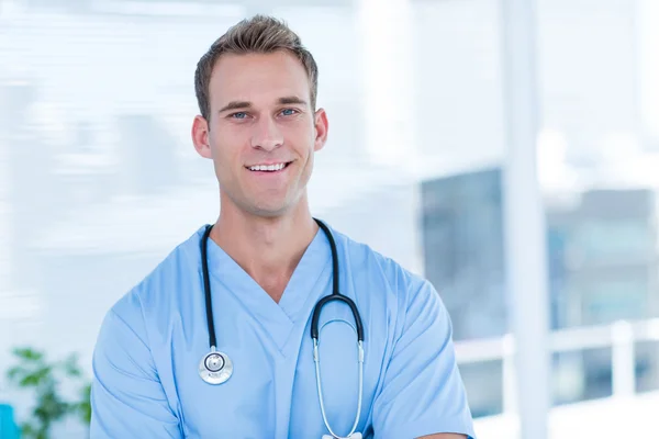 Médico sonriente mirando a la cámara — Foto de Stock