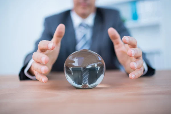 Hombre de negocios pronosticando una bola de cristal — Foto de Stock