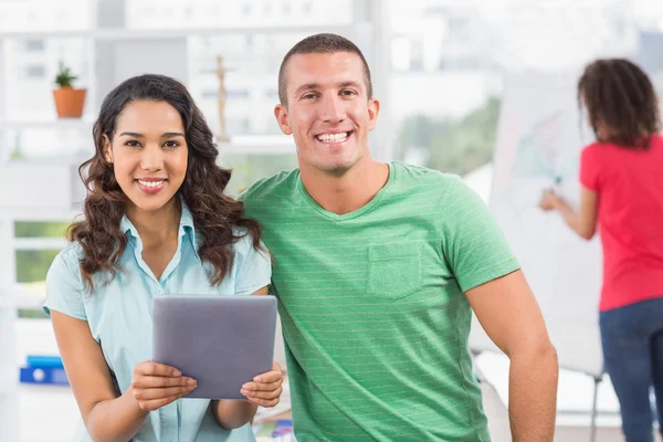 Collega's samen kijken naar tablet pc — Stockfoto