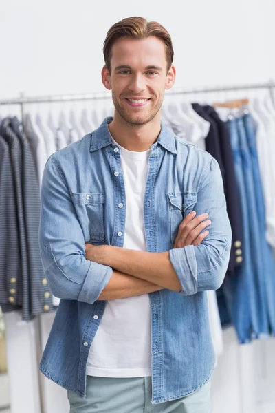 Retrato de um homem sorridente feliz com os braços cruzados — Fotografia de Stock