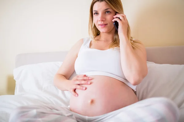 Zwangere vrouw na telefoongesprek — Stockfoto