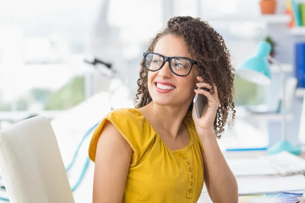 Leende ung affärskvinna på telefonen — Stockfoto