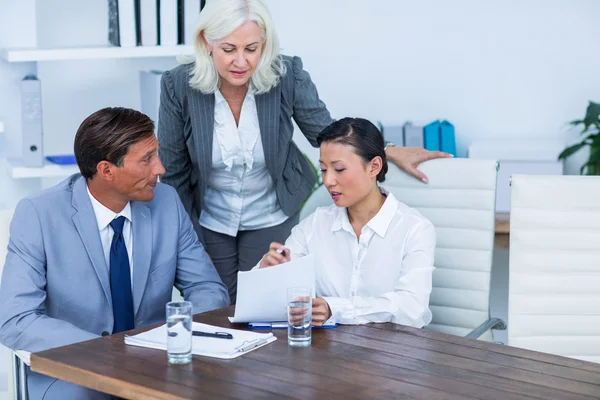 Mensen uit het bedrijfsleven kijken naar documenten — Stockfoto