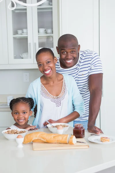 Porträt einer glücklichen Familie, die sitzt und frühstückt — Stockfoto