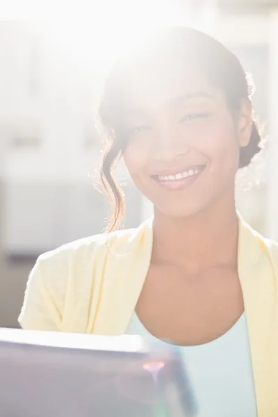 Casual zakenvrouw glimlachen op camera houden van tablet-pc — Stockfoto