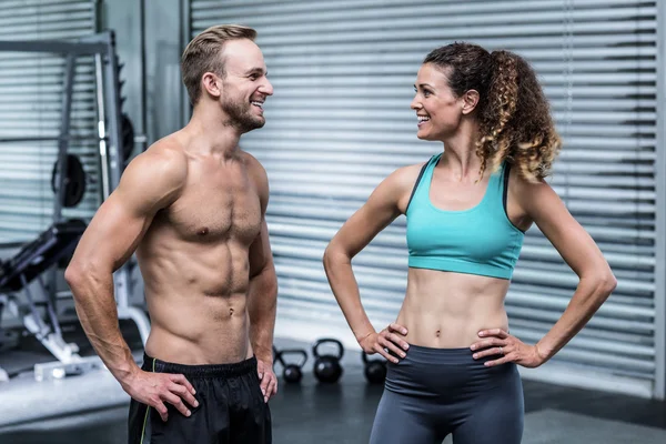 En muskulös par diskuterar tillsammans — Stockfoto