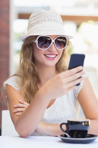 Pretty hipster woman sending a text — Stock Photo, Image