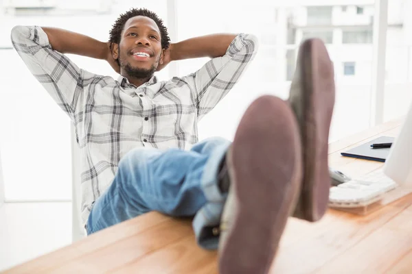 Hombre de negocios alegre relajante — Foto de Stock