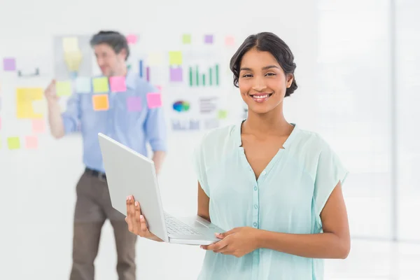 Femme d'affaires souriante présentant écran d'ordinateur portable — Photo