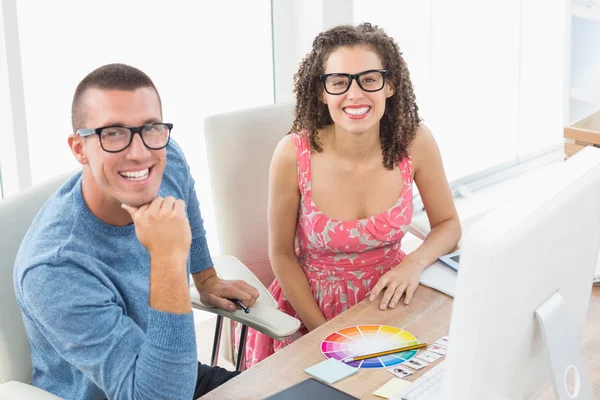 Porträtt av leende medarbetare med glasögon — Stockfoto