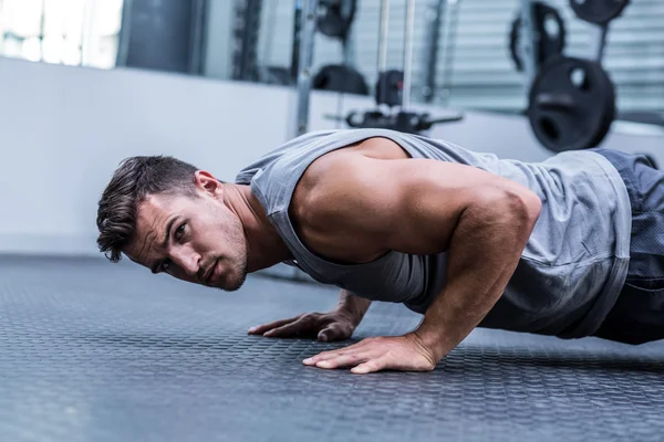 A muscular man doing a pushups — Stock Photo, Image