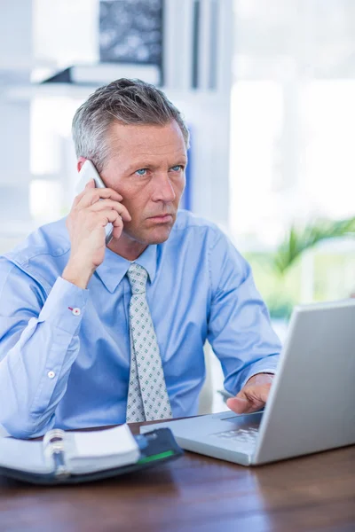 Uomo d'affari serio che fa una telefonata — Foto Stock