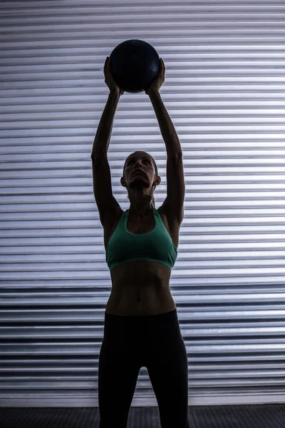Femme musculaire faisant de l'exercice de balle — Photo