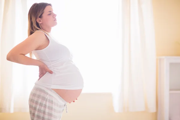 Gravid kvinna står med ögon stängs — Stockfoto