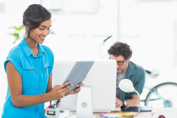 Lächelnde Geschäftsfrau mit Tablet im Rücken — Stockfoto