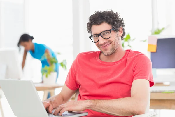 Uomo in posa davanti al suo collega — Foto Stock