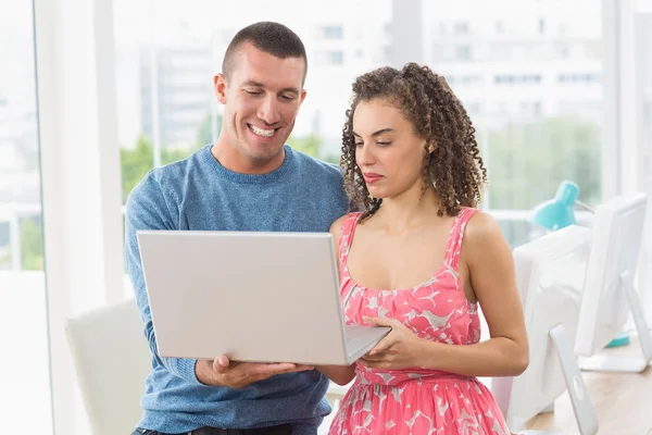 Kreativa affärskollegor innehar en laptop — Stockfoto