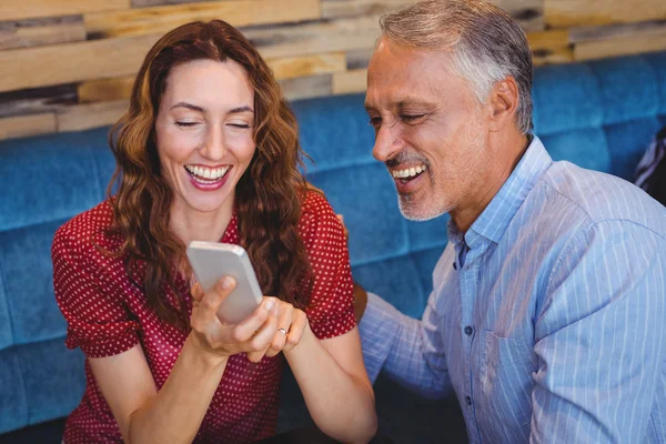 Söt par tittar på deras telefonerna — Stockfoto