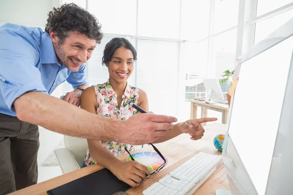 Sorridente casuale giovane coppia al lavoro — Foto Stock