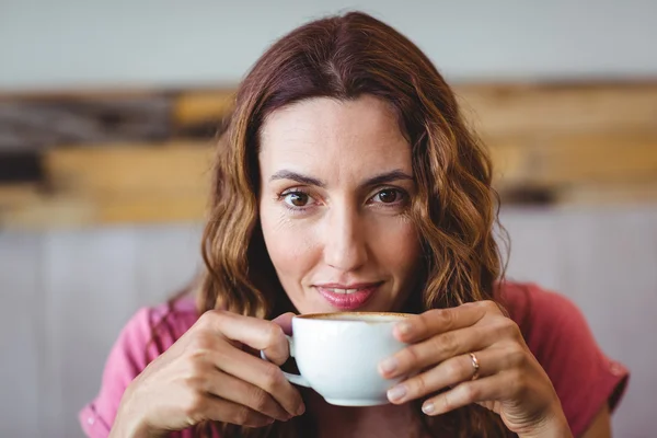 Young woman having coffee — Stock Photo, Image