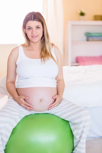Zwangere vrouw houden in vorm — Stockfoto