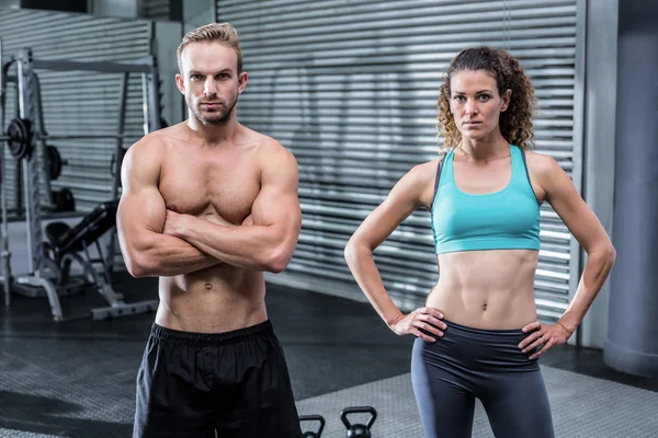 Casal muscular olhando para a câmera — Fotografia de Stock