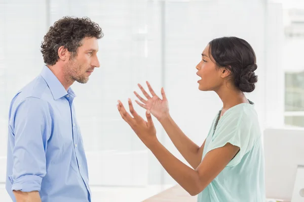 Equipo de negocios casual teniendo una discusión — Foto de Stock