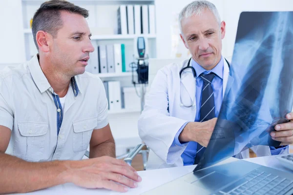 Médico e paciente olhando para o raio-x — Fotografia de Stock
