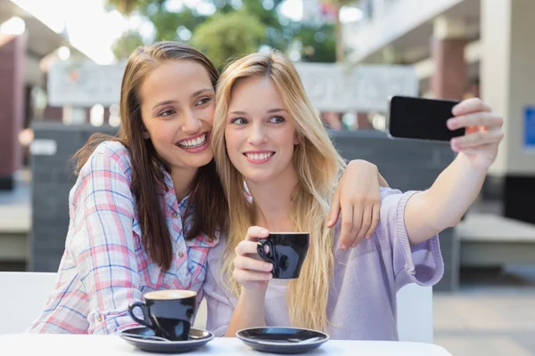 Felice donne amiche prendendo un selfie — Foto Stock