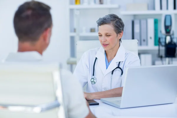 Kobieta lekarz mówiąc z jej pacjenta — Zdjęcie stockowe
