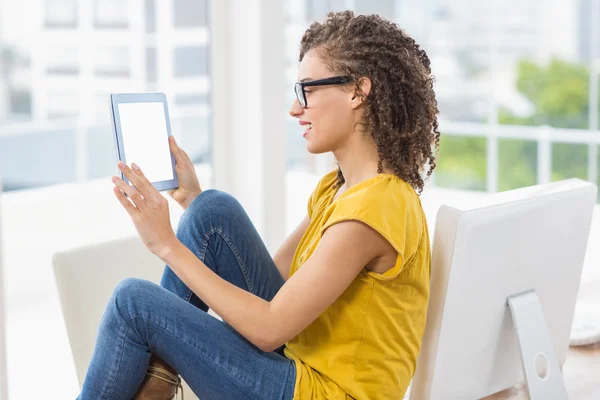 Sorridente giovane donna d'affari in possesso di un tablet — Foto Stock