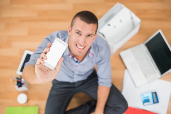 Jovem empresário criativo mostrando seu smartphone — Fotografia de Stock