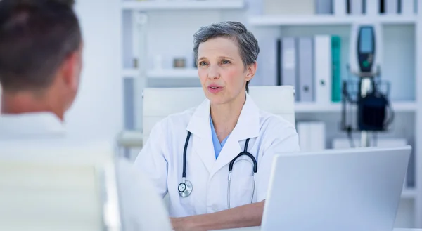 Medico femminile che parla con il suo paziente — Foto Stock