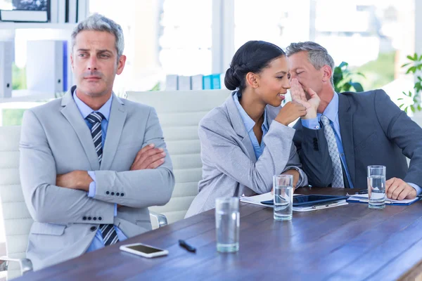 Sorgliga affärsman ser presentreklam medan hans kollegor talar — Stockfoto