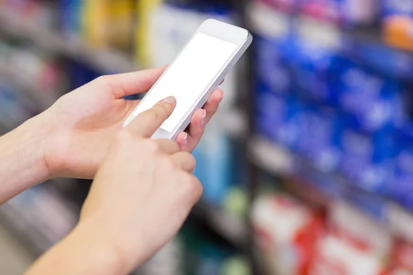 Hübsche Frau mit ihrem Smartphone — Stockfoto