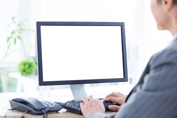 Uma mulher de negócios usando o computador — Fotografia de Stock