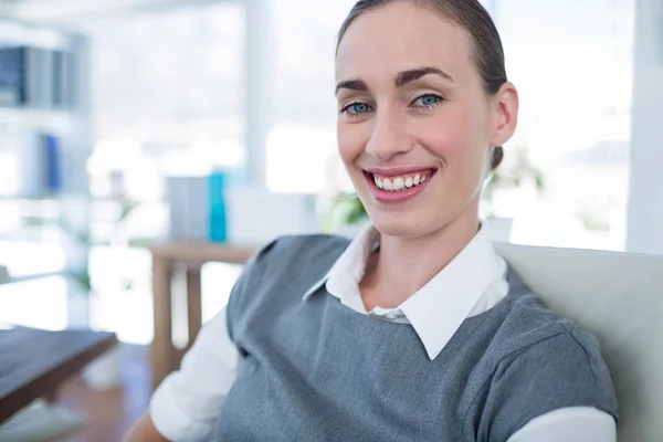 Glückliche Geschäftsfrau blickt in die Kamera — Stockfoto