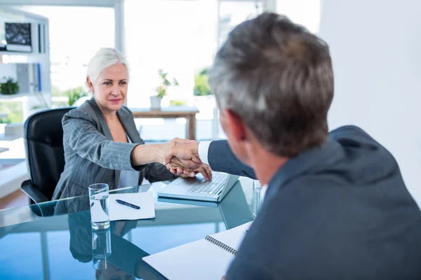 Gente seria de negocios dándose la mano — Foto de Stock