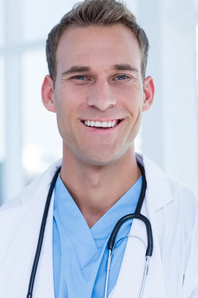 Médico sorridente olhando para a câmera — Fotografia de Stock