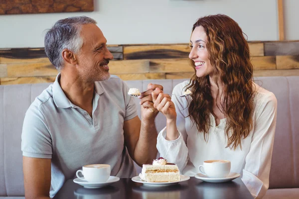 Par med kaffe och kaka — Stockfoto