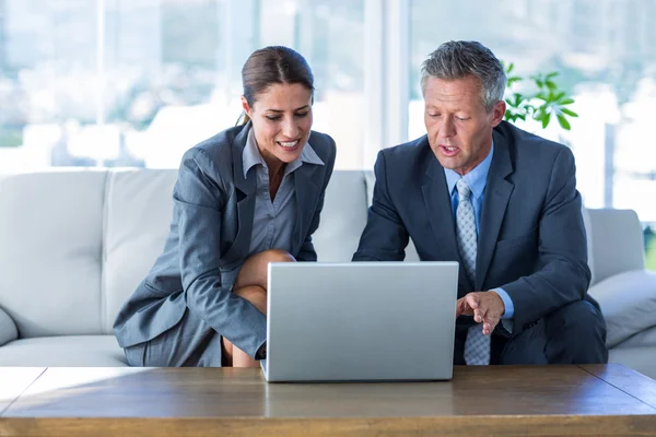 Mensen uit het bedrijfsleven met behulp van laptopcomputer — Stockfoto