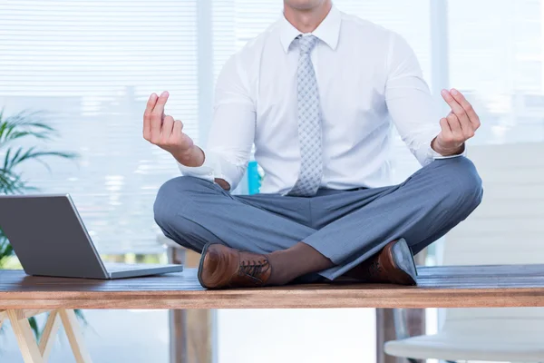 Дзен-бизнесмен занимается медитацией йоги — стоковое фото