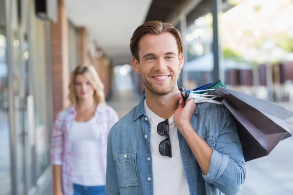 Una coppia sorridente con borse della spesa — Foto Stock