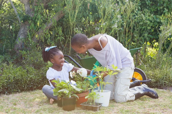 Feliz madre sonriente jardinería con su hija —  Fotos de Stock